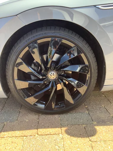 Two-tone alloy wheel fitted to a silver car